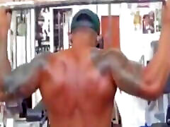 gimnasio desnudo-entrenamiento a-bíceps y espalda
