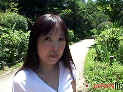 японская милфа обожает шалить в парке