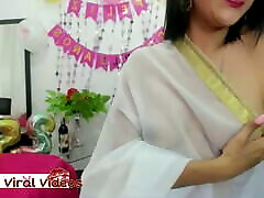 chica india en sari transparente se burla con sus tetas
