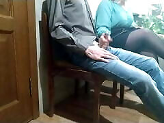 strano donna in il waiting stanza dà un handjob a me