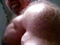 omg ! mature chauve hirsute montre son dos poilu et sa poitrine