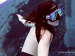 Roxalana Cheh floating arela frera crimpe xvideos alone in the pool