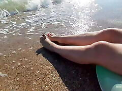 padrona gambe a piedi nudi sulla spiaggia del mare estivo