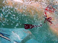 красотка кэти в красном купальнике с пушистой киской под водой