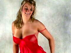 robe rouge-taquinerie de danse aux seins naturels rebondissants
