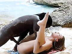 zaciemnione & ndash; soczysta blondynka mary uwodzi swojego instruktora nurkowania