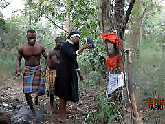 afrykańscy wojownicy pieprzą zagranicznego misjonarza zwiastun
