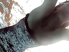 лорис лисисия покачивает своими сиськами под водой