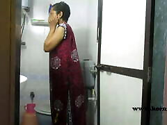 indiano ragazza corneo giglio in doccia con sporco hindi audio