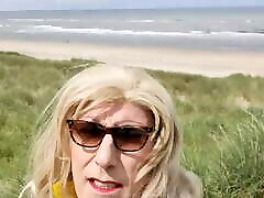 श्रीमती सामन्था समुद्र तट पर टहलने के लिए जा रहा