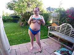 esposa mostrando bikini en el jardín