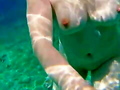 ruda pływanie nago & ndash; gorąca dziewczyna