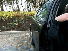 келли cd похотливая дрочка на парковке в черном бархатном платье и чулках