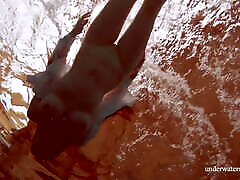 большие сиськи рыжеволосой лолы под водой обнаженной