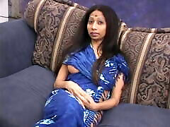 duże piersi indyjska laska jedzie twardy kutas na kanapie
