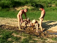 Guy fucks horny old porn super video in mud outdoors