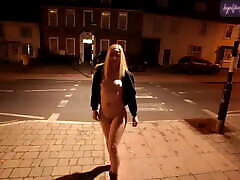 年轻的金发妻子裸体走在萨福克的一条大街上