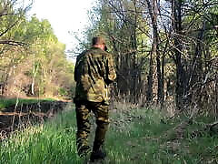 एक सैन्य डिक बंद मरोड़ते जंगल में रूसी सैनिक