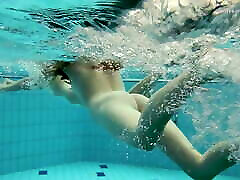 nastya zieht libuse im pool aus wie eine lesbe
