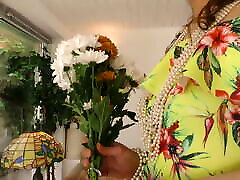 Boy brings flowers and big shanon ripe for MILF