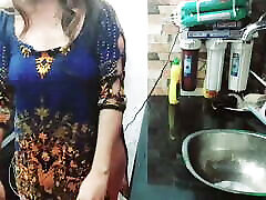 punjabi-dienstmädchen in der küche vom chef mit klarem ton gefickt