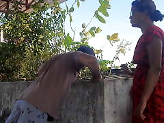une fille innocente indienne baisée pour un loyer dû & ndash; sexe en plein air bengali