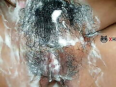 青少年印度剃她的阴部第一次与她的爸爸&039;S剃刀