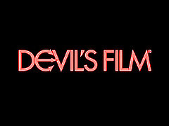 DevilsFilm紧身红毛青少年得到的阴部的拉伸