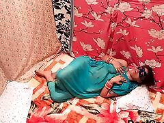 Desi Dirty Hindi cogiendo abuela Bhabhi Having Sex With Her Indian Boy
