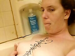 freya sinn mostra il suo corpo nella vasca da bagno
