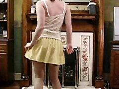 хейли танцует стриптиз в мини-юбке и колготках