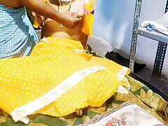 德西印度村的妻子他妈的在黄色纱丽