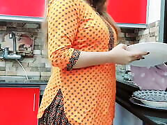 desi xxx dienstmädchen in der küche mit sehr heißem klarem hindi-audio gefickt