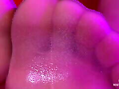 Sexy Nylon Feet In Wet Flesh-Colored very fast beat with vigorously In Big Red Bathtub