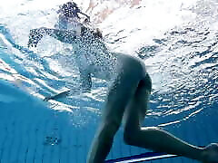 Watch them hotties swim naked in jonny sinc all vedeos pool