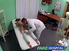 FakeHospital Caldo Bruna Paziente ritorna desiderio medici grosso cazzo