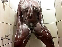 Teen skinn brunett masturbating in the shower on camera