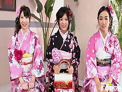 trzy japońskie nastolatki drażnić ze swoimi wspaniałymi ciałami