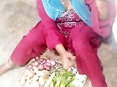 सब्जी बेच राही भाभी को पाटकर चोदा स्पष्ट हिंदी आवाज एरोटिक भारतीय देसी भाभी सब्जियों की बिक्री में