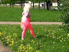 bionda in leggings rosa con un grosso culo