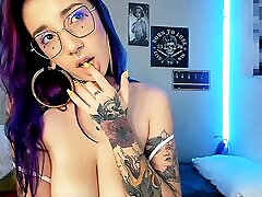 das sexy kolumbianische otaku-mädchen zeigt sich online in ihrer webcam-show und sieht zu, wie sie mit ihrem spielzeug masturbiert