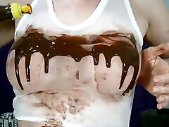 brasilianisches fräulein benetzt brüste, brüste und brustwarzen mit schokolade