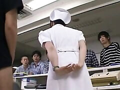 giapponese infermiera dà un pompino e scopa il suo paziente