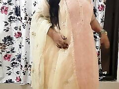 印度角质新娘准备为她的suhagrat-隐藏的相机在房间里