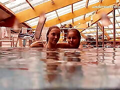 iva y paulinka disfrutan nadando juntas