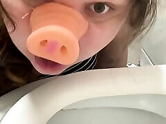 Pig slut cina ibu tua licking humiliation