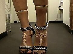 лофия тона - сексуальные блестящие коричневые ногти на ногах и высокие каблуки