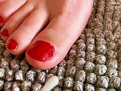 unghie fresche-unghie polacche - unghie rosse - cura di bellezza-footfetishfashion