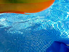 nippleringlover - похотливая мамаша загорает голышом в бассейне, показывая огромные кольца в проколотых половых губах и проколотых сосках