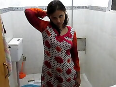Sexy 13 small girrl Bhabhi In Bathroom Taking Shower Filmed By Her Husband – Full Hindi Audio
